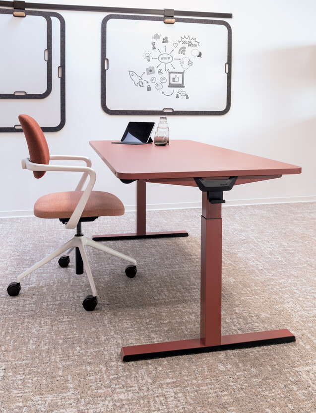 WINEA STARTUP 2.0 Gasfedertisch in Rostrot, Whiteboards mit Grafik an Funktionsschiene in schwarz.