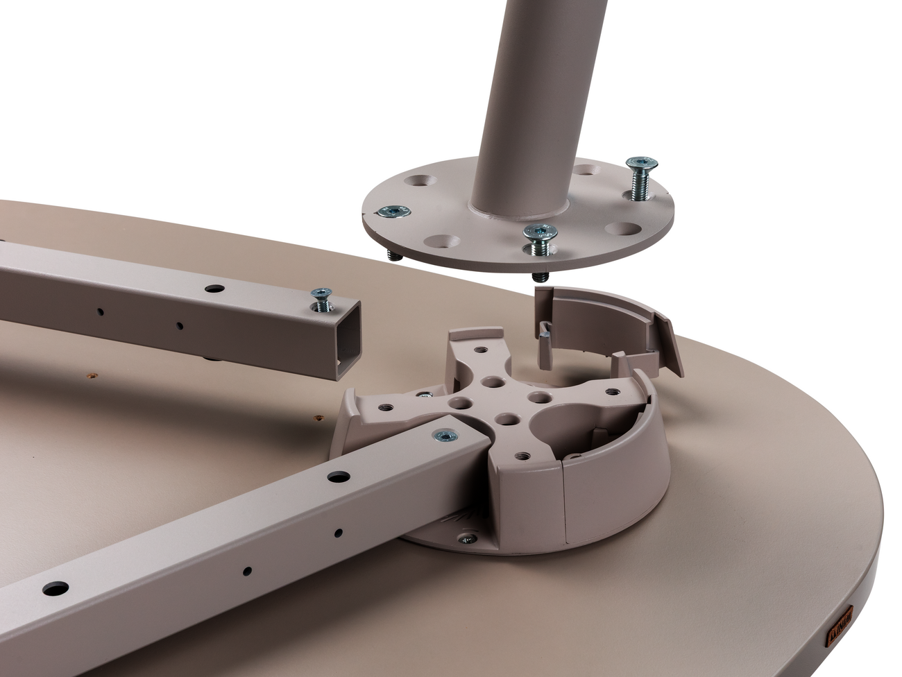 Das massive DOCK360 aus Aluminiumdruckguss gibt den WINEA TEAMS Tischen nicht nur statische Stabilität, sondern ermöglicht auch einen flexiblen Auf- und Umbau sowie eine einfache Demontage.