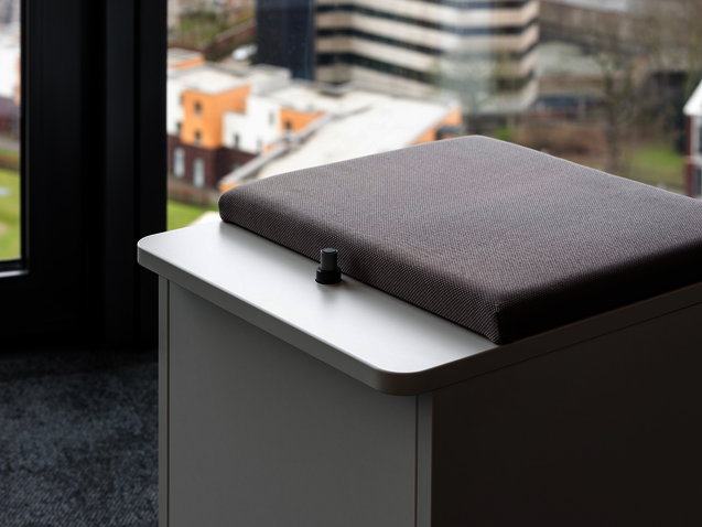 CONTAINER mit Sitzfläche und Stauraum im inneren