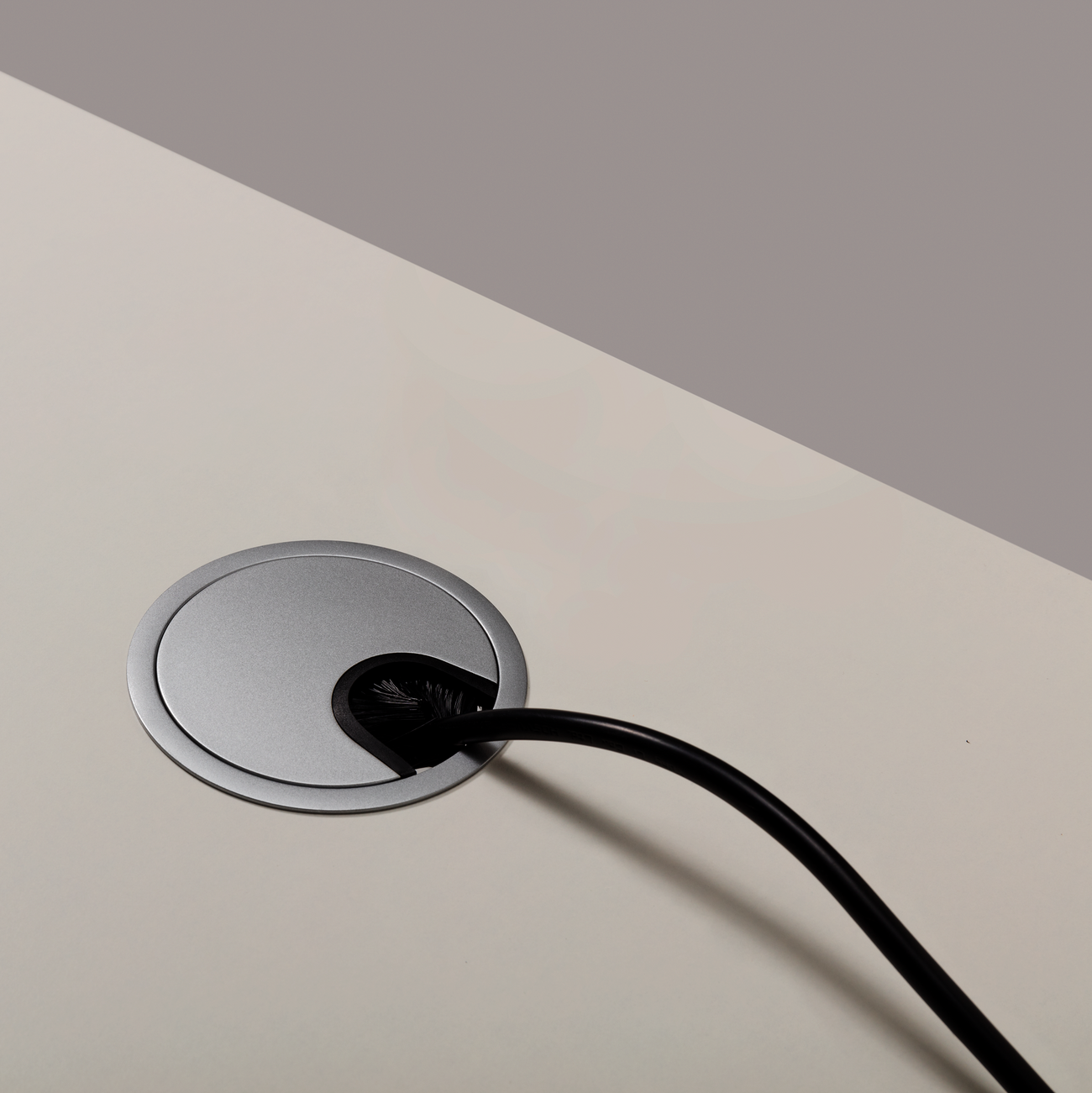 Einfacher Kabeldurchlass in Tischplatte