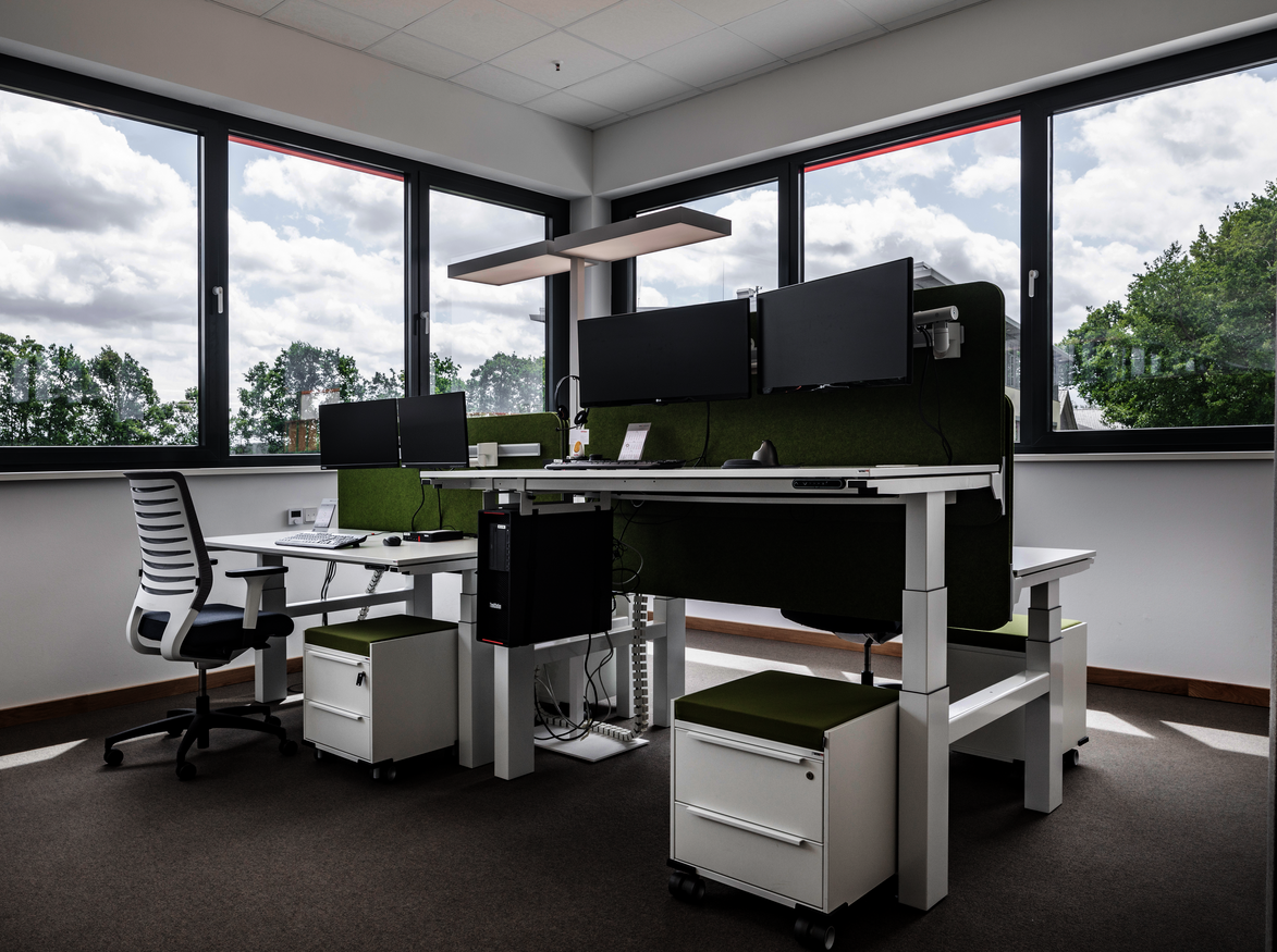 WINI WINEA ECO Doppelarbeitsplatz mit H-Fuß und WINEA SINUS Akustikpaneel und CONTAINER als Stauraum