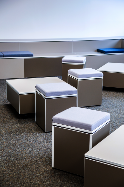 Rollcontainer mit Sitzkissen im loungebereich