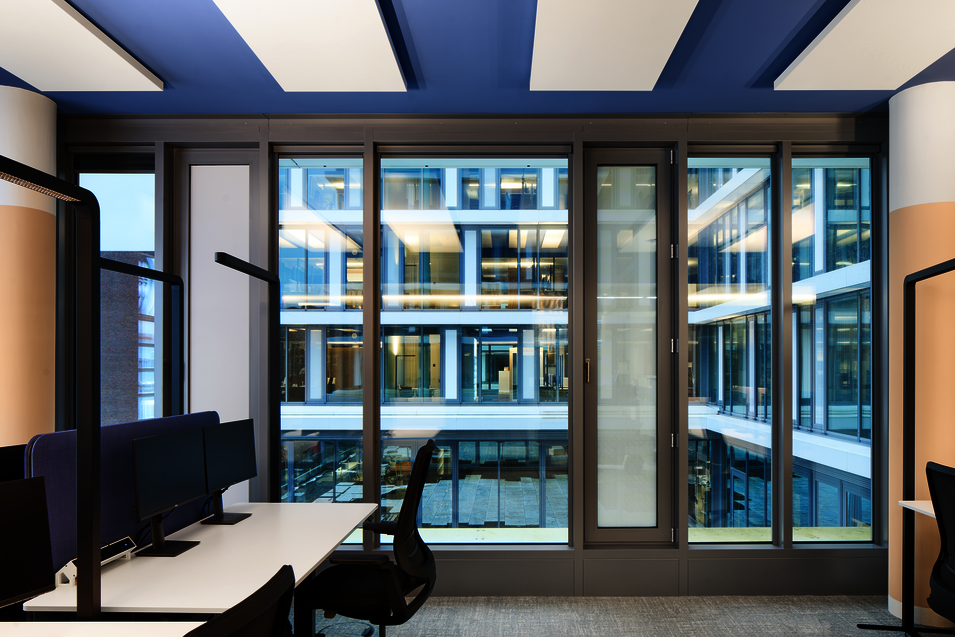 WINEA FLOW DUO-Arbeitsplatz mit H-Gestell und WINEA SINUS Akustikpaneele