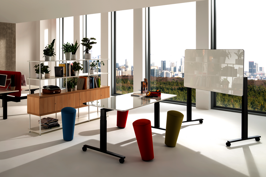 WINEA FLOW MEET – mobiler Steh-Sitz-Tisch trifft Whiteboard