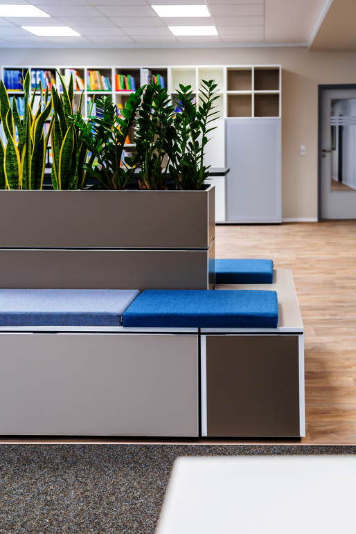 WINEA ELEMENTS mit Pflanzaufsatz und Sitzbereich