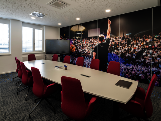 Besprechungsraum, Internationales Weiterbildungszentrum Konferenztisch mit WINEA STARTUP 2.0 TV Mobil im Hintergrund
