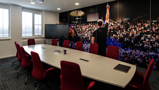 Besprechungsraum, Internationales Weiterbildungszentrum Konferenztisch mit WINEA STARTUP 2.0 TV Mobil im Hintergrund