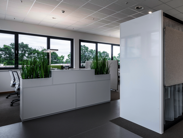 WINI Referenz Apetito, Rheine – Raum-in-Raum mit Schreibtischen und WINEA SLIM mit Pflanzaufsatz