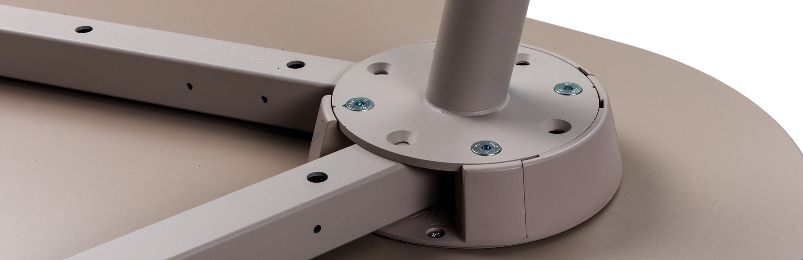 Das massive DOCK360 aus Aluminiumdruckguss gibt den WINEA TEAMS Tischen nicht nur statische Stabilität, sondern ermöglicht auch einen flexiblen Auf- und Umbau sowie eine einfache Demontage.