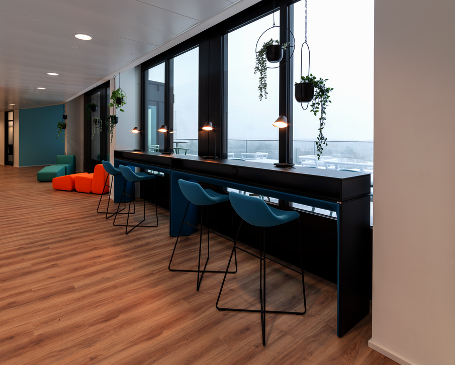 WINEA PLUS Stehtische mit Aufsatzmodul und Elektrifizierung in Kommunikationszone