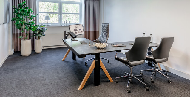 Klassisches Einzelbüro mit WINEA FLOW Winkelkombination als Besucherplatz für Diskretion und Raum für Face-to-Face-Kommunikation. WINI Forum Sandsteinhalle, Ausstellung zur Hausmesse 2025