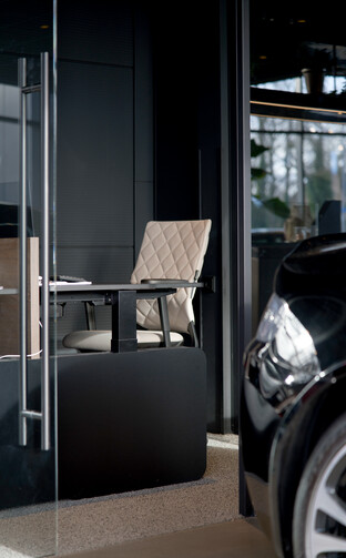 WINEA table with legroom panel
