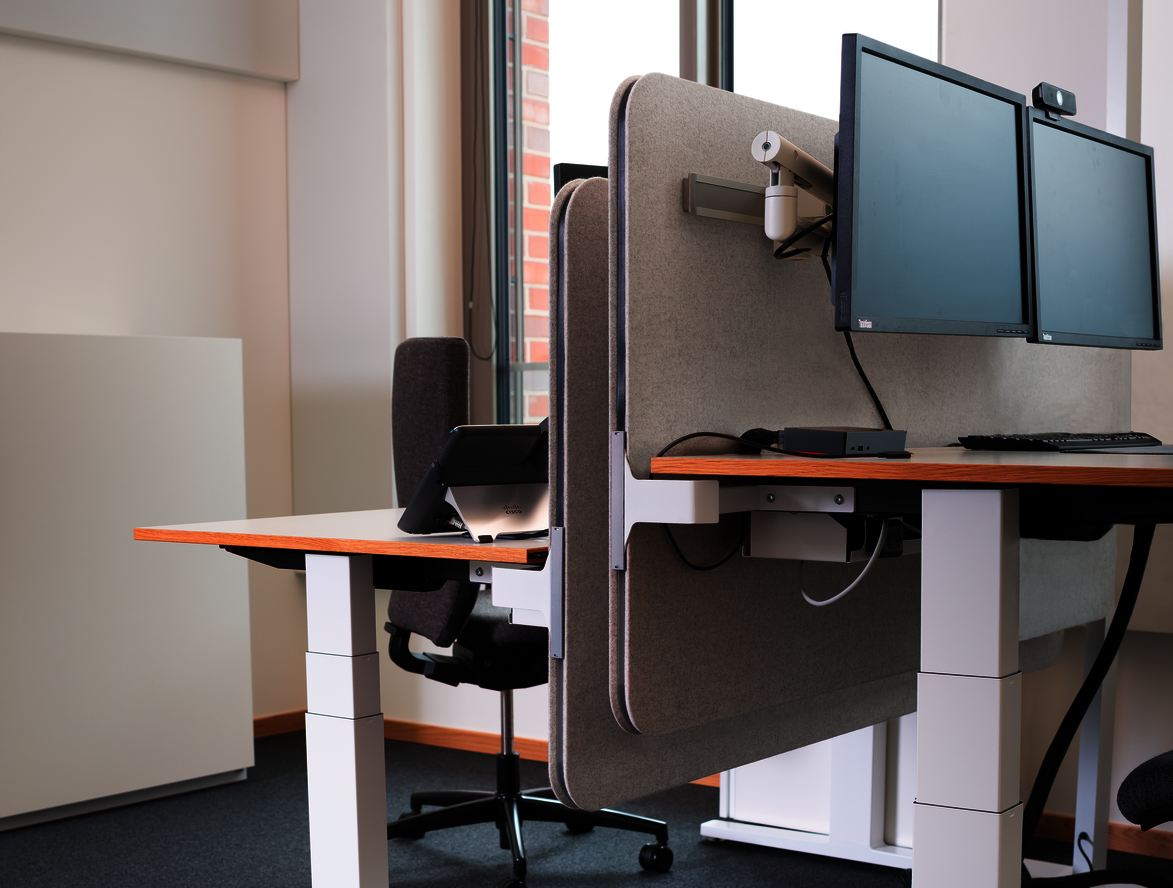 WINI Referenz IBSH, Kieler Förde – Detail Doppelarbeitsplatz mit Akustikpaneel