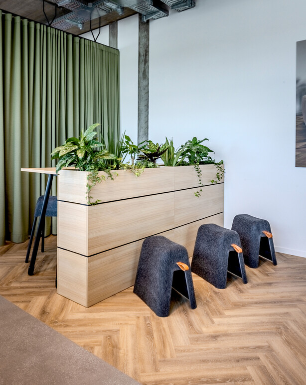 WINEA FLEX UP Hocker mit WINEA ELEMENTS mit Pflanzaufsatz und WINEA TEAMS Stehtisch