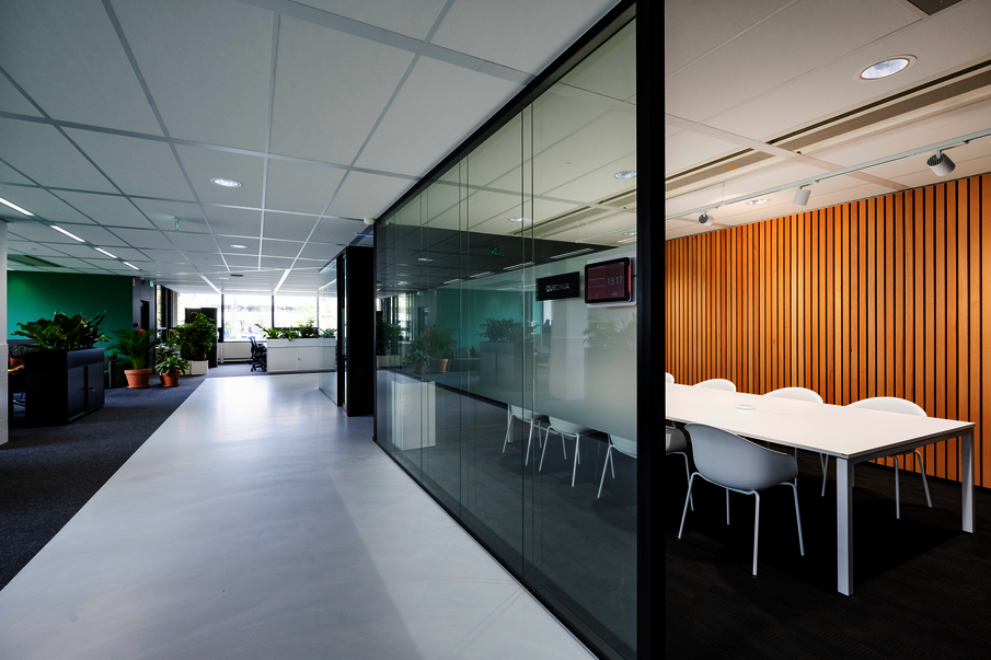 WINEA PRO Tisch 4-Fuß und im Hintergrund WINEA ELEMENTS mit Pflanzaufsatz