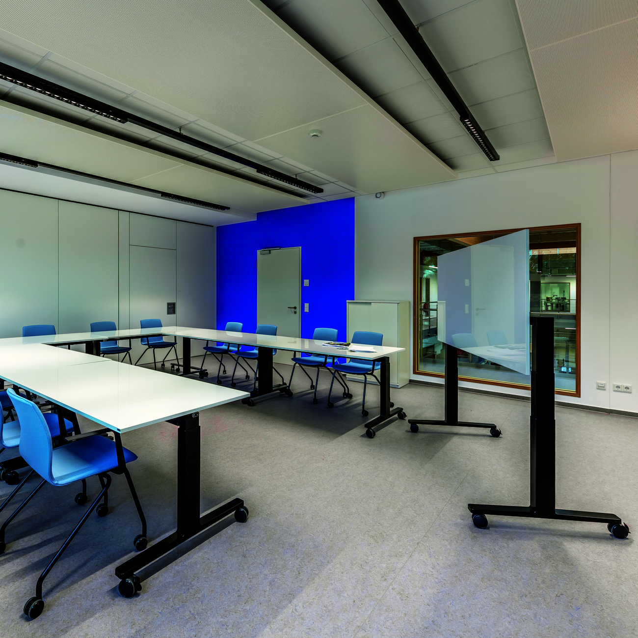 WINEA FLOW MEET as a chalkboard and work table in a training setting