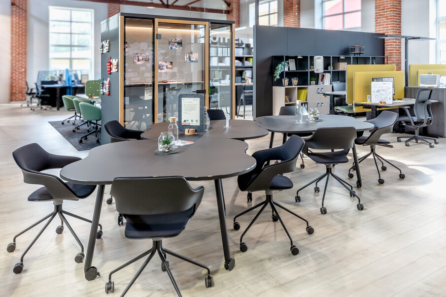 WINEA TEAMS Puzzletische – inspiriert von einem Kundenwunsch. Diese Cafeteriatische auf Rollen sind ideal für Räume mit sich verändernden Sitzordnungen. WINI Forum Sandsteinhalle, Ausstellung zur Hausmesse 2025.