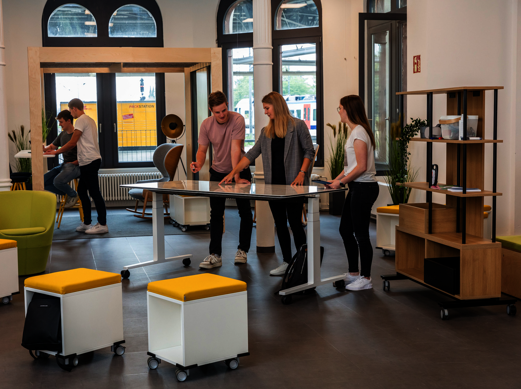 TWISTER und CONTAINER auf Rollen im mobilen workspace, WINEA MAXX REGAL auf Rolle im Hintergrund