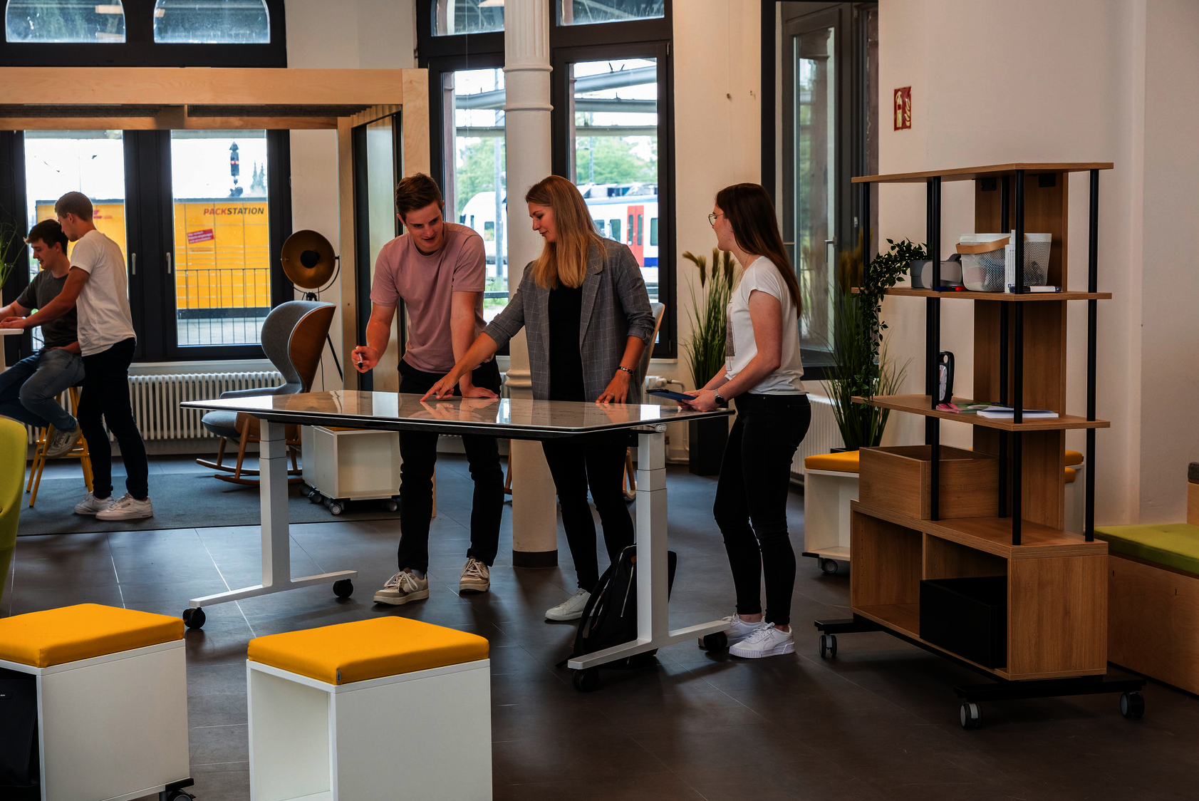 TWISTER und CONTAINER auf Rollen im mobilen workspace, WINEA MAXX REGAL auf Rolle im Hintergrund