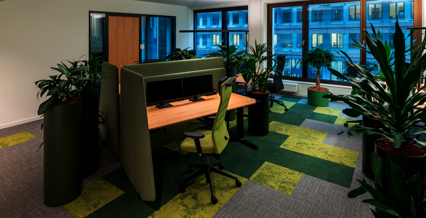 grüne Arbeitsumgebung WINEA FLOW TISCH mit WINEA X Akustikpaneel