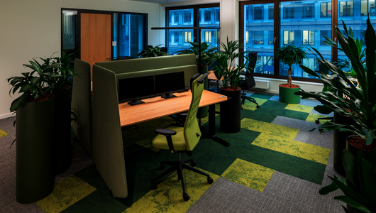 grüne Arbeitsumgebung WINEA FLOW TISCH mit WINEA X Akustikpaneel