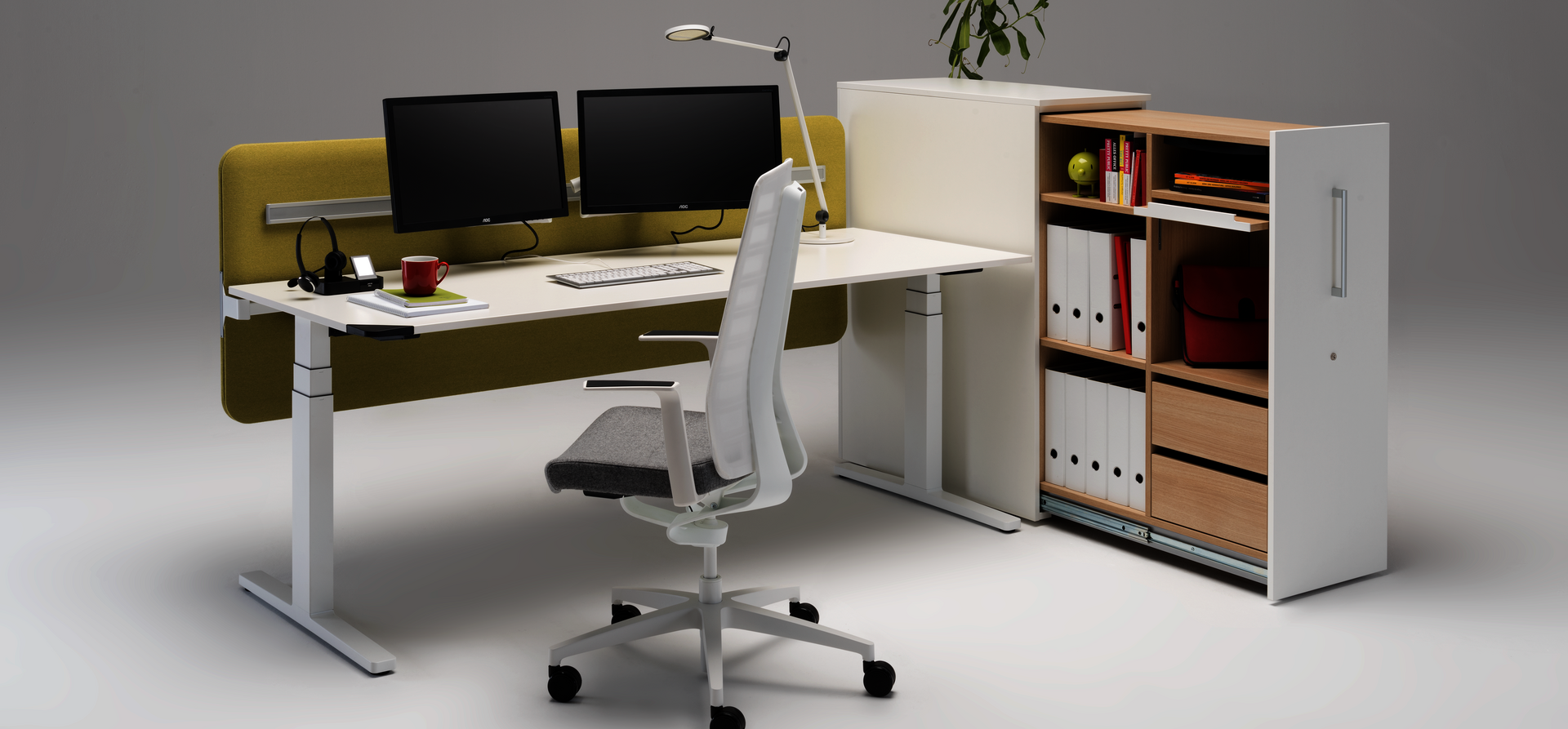 WINEA FLOW Arbeitsplatz mit WINEA MAXX Apotheker und WINEA SONIC Hintertischwand mit Organisationsschiene