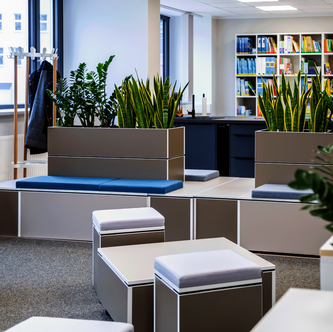 LASUB Referenz WINEA ELEMENTS mit Pflanzaufsatz und Sitzbank davor Rollcontainer mit Sitzkissen und Stauraum