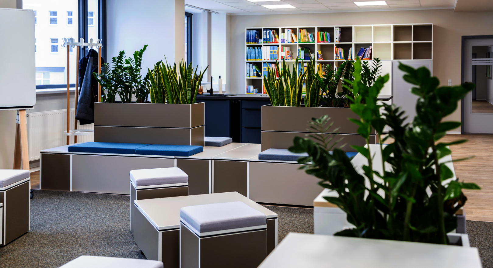 LASUB Referenz WINEA ELEMENTS mit Pflanzaufsatz und Sitzbank davor Rollcontainer mit Sitzkissen und Stauraum