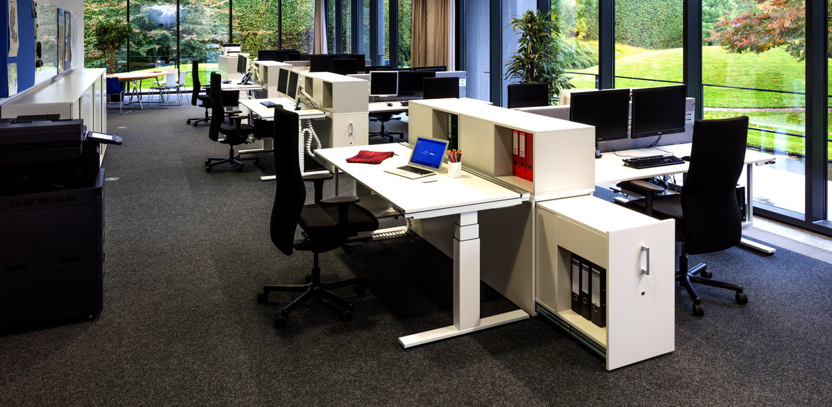 Referenz: Ernstings Familiy in Coesfeld – viel Stauraum im unmittelbaren Arbeitsbereich mit WINEA MAXX Apothekerschränken