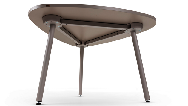 Das Dock360 – ein revolutionäres Verbindungselement für das Tischsystem WINEA TEAMS, mit dem sich bis zu vier Traversen frei im 360°-Winkel zu komplexen Verkettungen verbinden lassen.