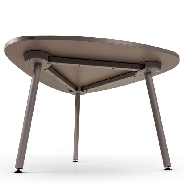 Das Dock360 – ein revolutionäres Verbindungselement für das Tischsystem WINEA TEAMS, mit dem sich bis zu vier Traversen frei im 360°-Winkel zu komplexen Verkettungen verbinden lassen.