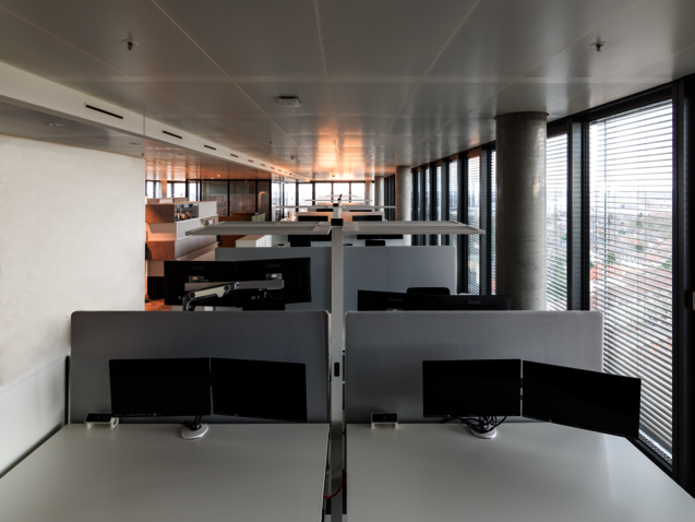 Steh-Sitz-Tisch mit WINEA SINUS Akustikpaneel