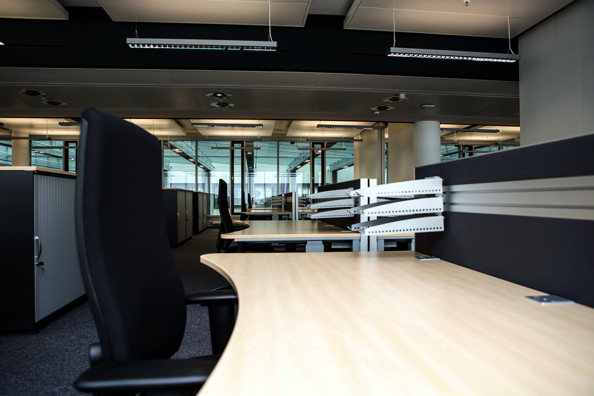 WINEA PRO table with WINEA SINUS acoustic panel and functional rail