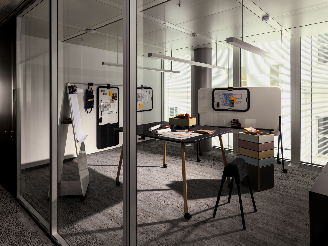 Mobiler WINEA TEAMS Stehtisch im Workshop mit WINEA FLEX UP Whiteboards, Staffelei und Whiteboardmobil.