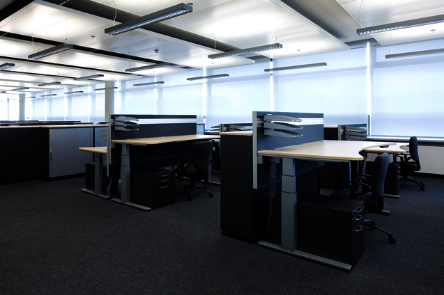 WINEA PRO Steh-Sitz-Tisch mit WINEA SINUS Akustikpaneel und Funktionsschiene