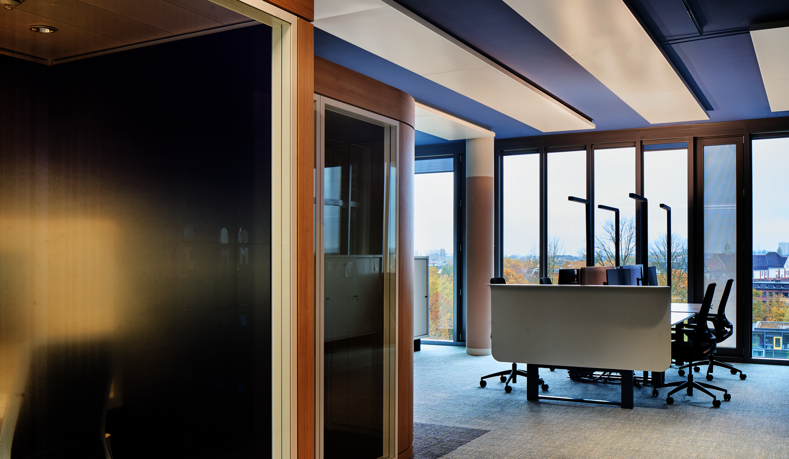 WINEA FLOW DUO-Arbeitsplatz mit H-Gestell und WINEA SINUS Akustikpaneele und Sichtschutz