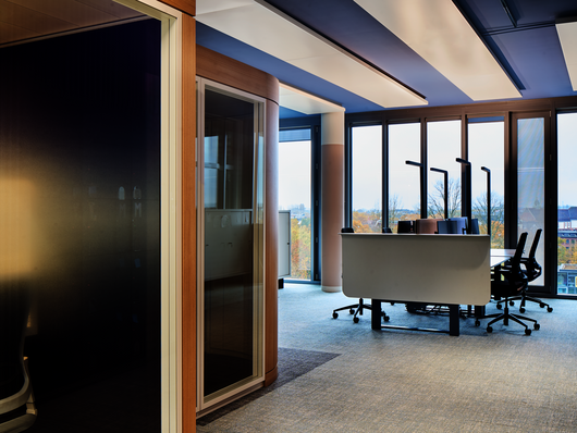 WINEA FLOW DUO-Arbeitsplatz mit H-Gestell und WINEA SINUS Akustikpaneele und Sichtschutz