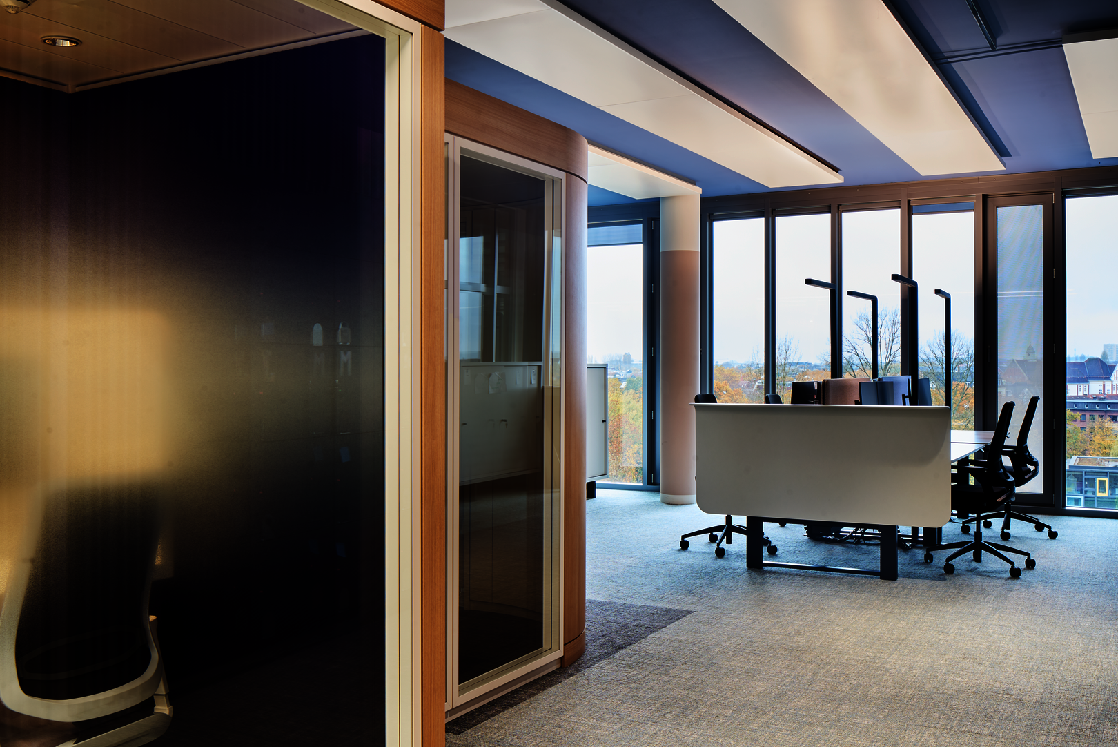 WINEA FLOW DUO-Arbeitsplatz mit H-Gestell und WINEA SINUS Akustikpaneele und Sichtschutz