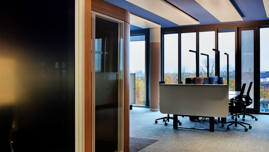 WINEA FLOW DUO-Arbeitsplatz mit H-Gestell und WINEA SINUS Akustikpaneele und Sichtschutz