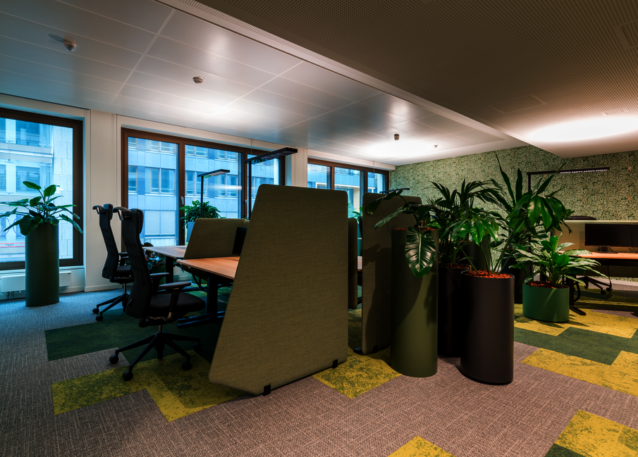 grüne Arbeitsumgebung WINEA FLOW TISCH mit WINEA X Akustikpaneel