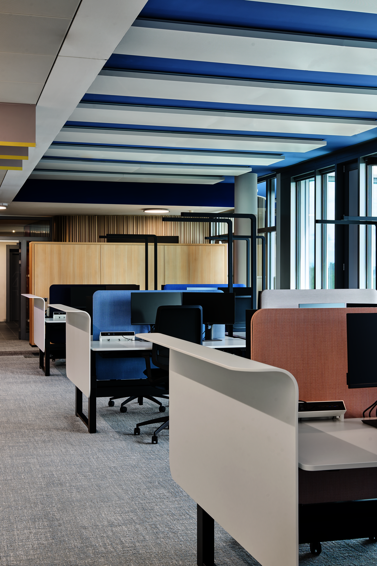 WINEA FLOW DUO-Arbeitsplatz mit H-Gestell und WINEA SINUS Akustikpaneele und Sichtschutz