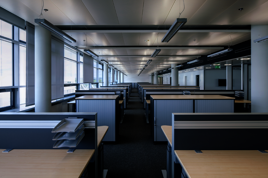 WINEA PRO Steh-Sitz-Tisch mit WINEA SINUS Akustikpaneel und Funktionsschiene WINI Referenz AUDI AG