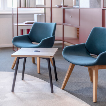 Die neuen Besprechungs- und Beistelltische aus der WINEA TEAMS Produktfamilie sind gemacht für das kurze Gespräch, die Pause im Stehen und gedacht als Coffee-Table neben beispielsweise Softseating-Möbeln. WINI Forum Sandsteinhalle, Ausstellung zur Hausmesse 2025