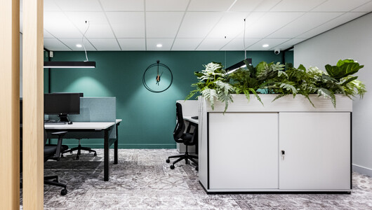 WINEA STARTUP 2.0 Duo-Arbeitsplatz und WINEA ELEMENTS mit Pflanzaufsatz