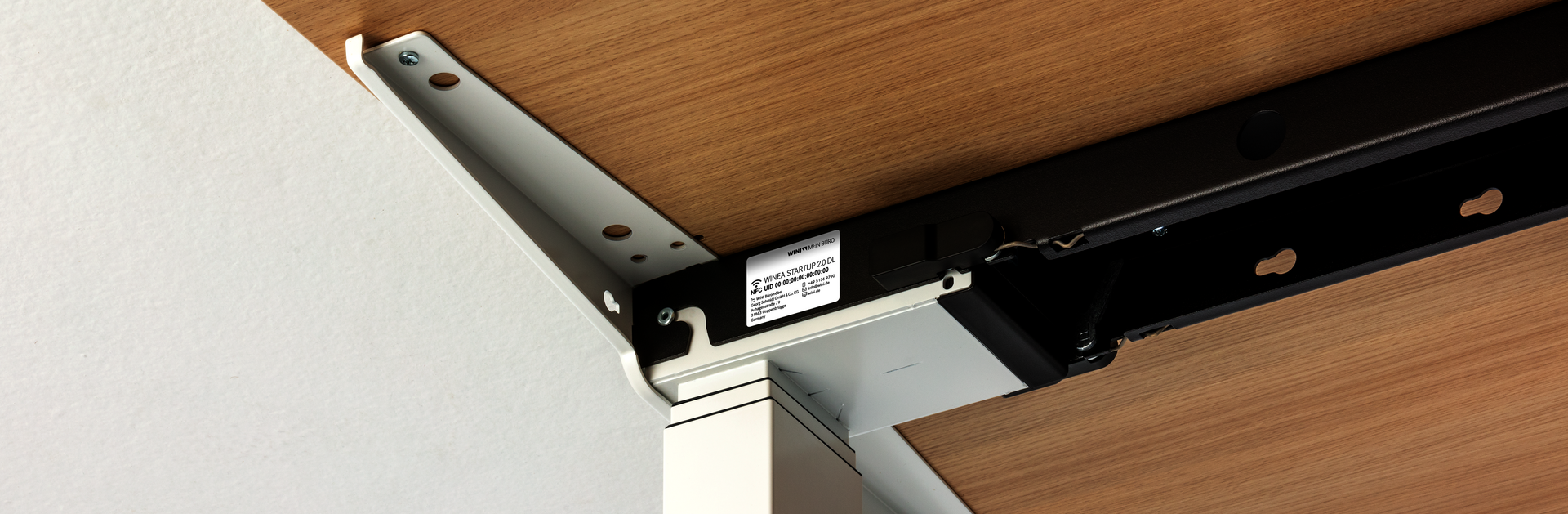 UPID (Unique Product Identifier) Etikett unter WINEA STARTUP 2.0 Tischplatte