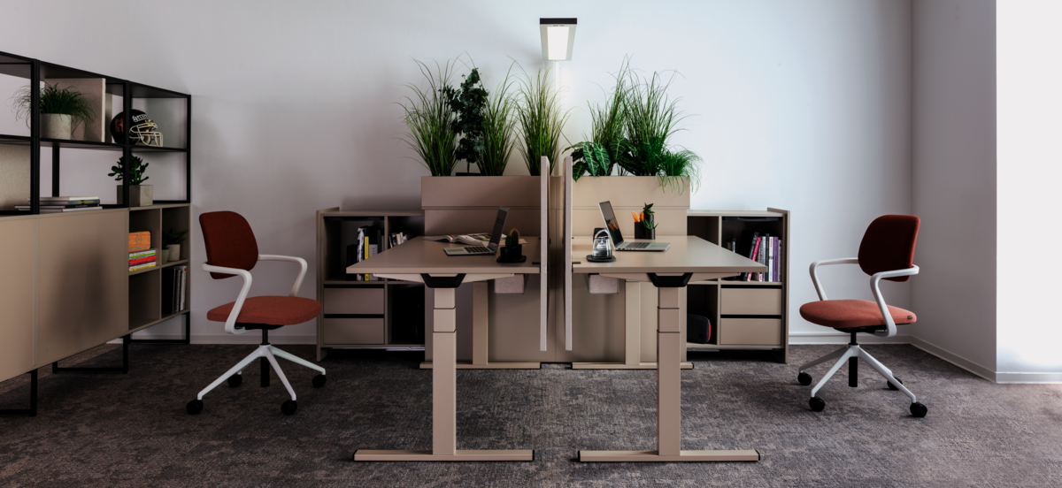 WINEA STARTUP 2.0 Doppelarbeitsplatz mit WINEA MAXX Apothekerschrank und WINEA MAXX Rohrregal – Ton-in-Ton in Beigegrau.
