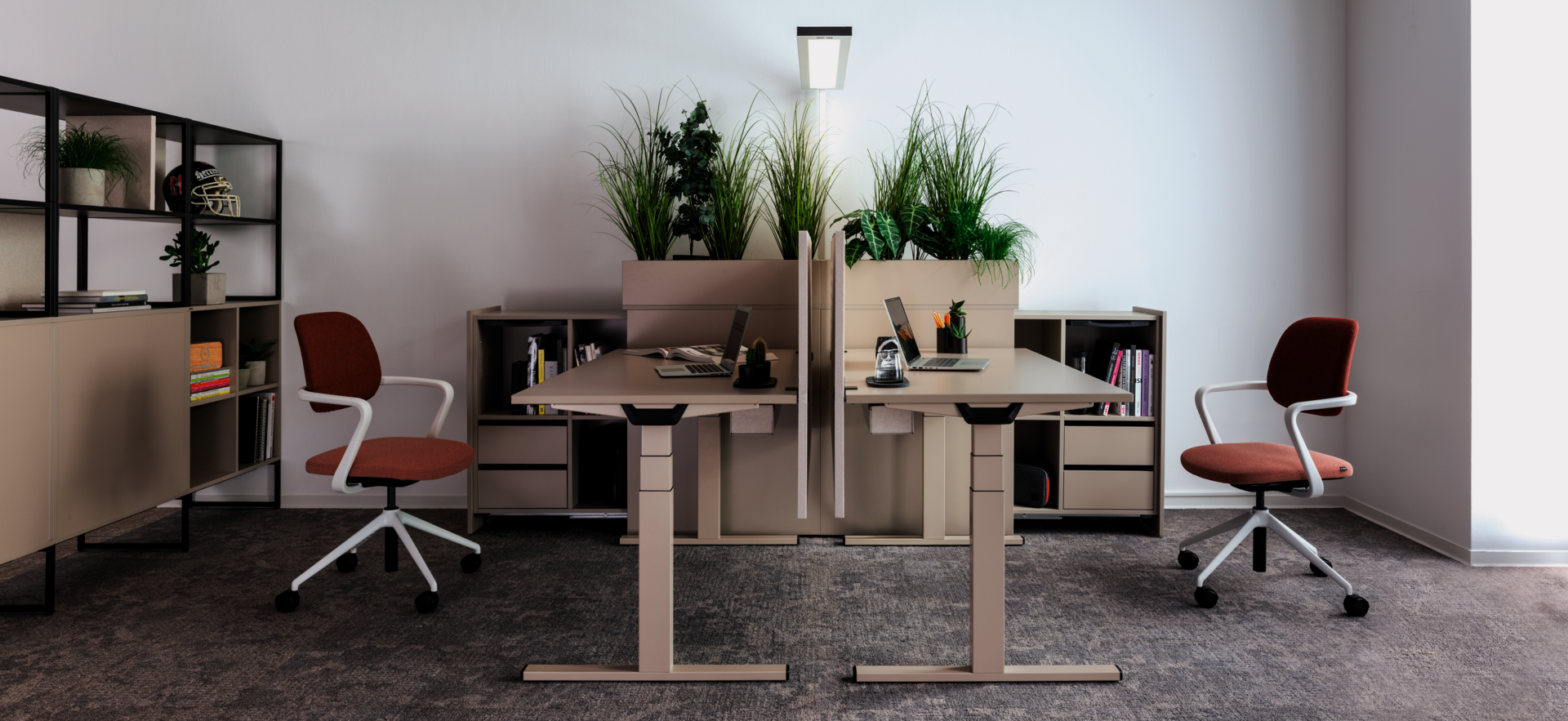 WINEA STARTUP 2.0 Doppelarbeitsplatz mit WINEA MAXX Apothekerschrank und WINEA MAXX Rohrregal – Ton-in-Ton in Beigegrau.
