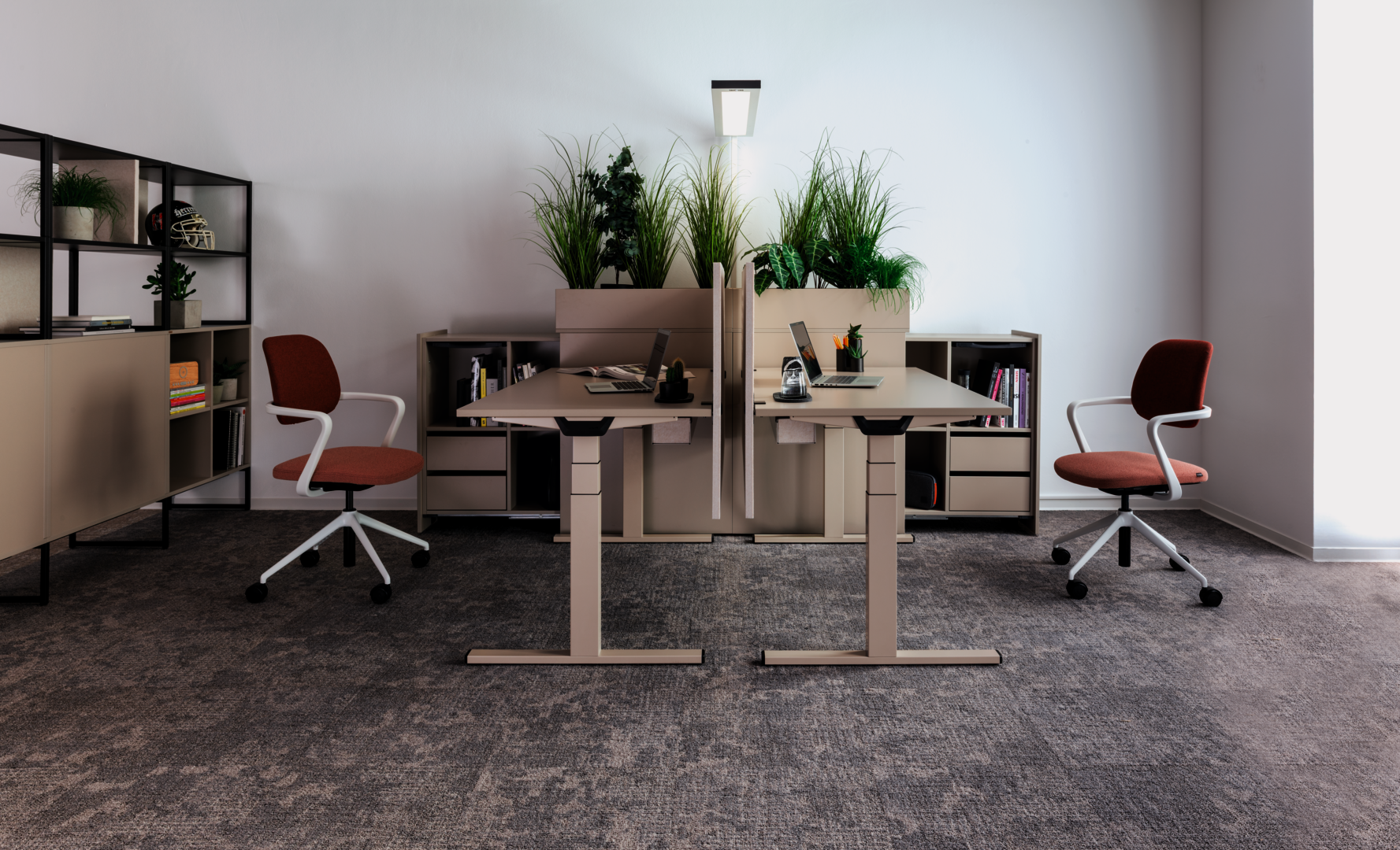 WINEA STARTUP 2.0 Doppelarbeitsplatz mit WINEA MAXX Apothekerschrank und WINEA MAXX Rohrregal – Ton-in-Ton in Beigegrau.