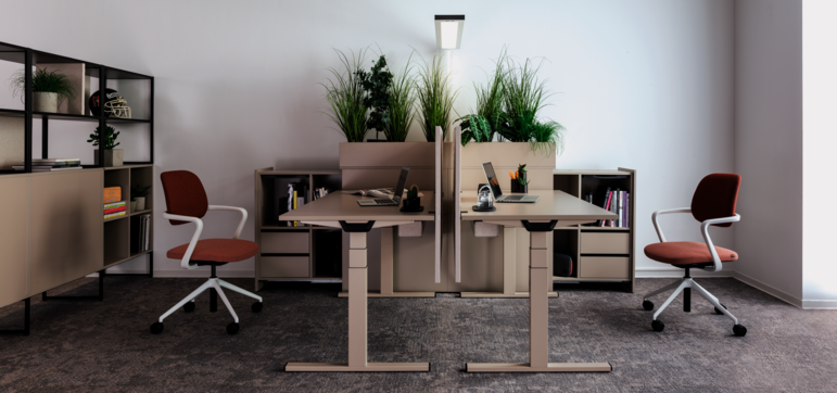 WINEA STARTUP 2.0 Doppelarbeitsplatz mit WINEA MAXX Apothekerschrank und WINEA MAXX Rohrregal – Ton-in-Ton in Beigegrau.