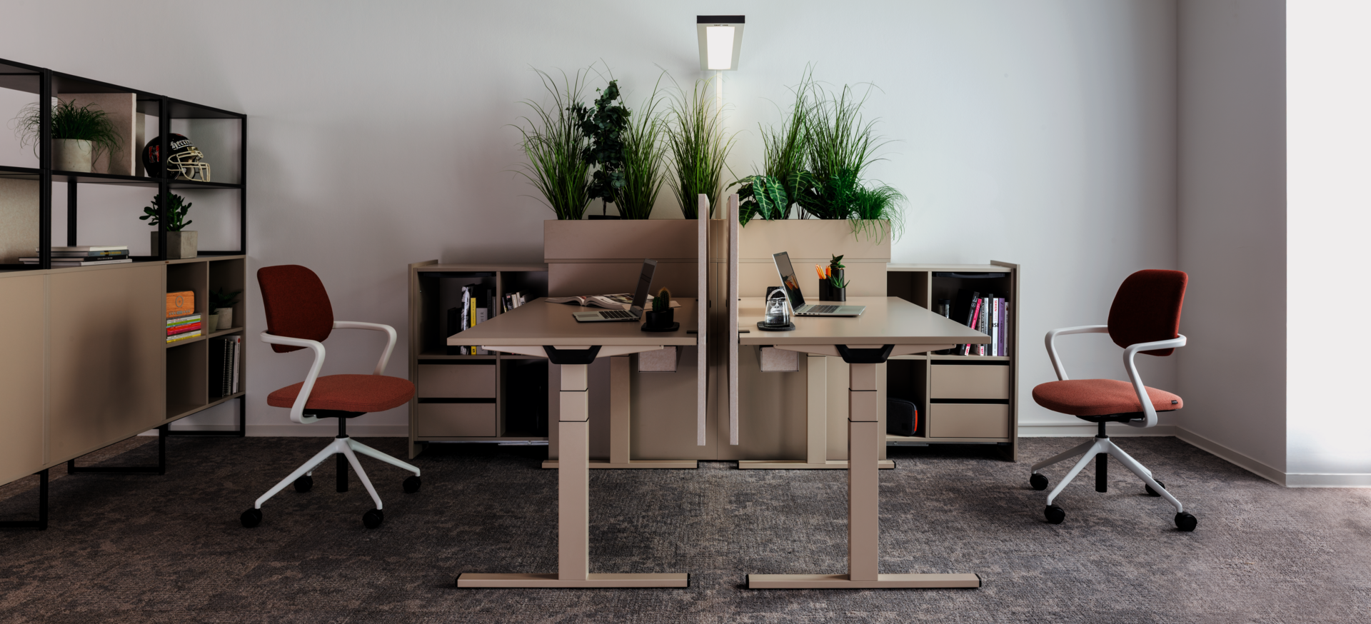 WINEA STARTUP 2.0 Doppelarbeitsplatz mit WINEA MAXX Apothekerschrank und WINEA MAXX Rohrregal – Ton-in-Ton in Beigegrau.